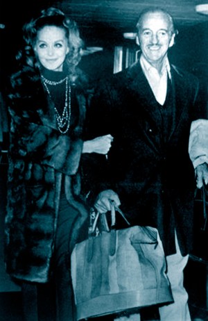 Hjordis and David Niven arrive in London, November 1971