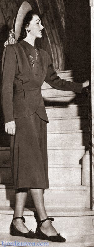 Hjordis Genberg modelling Dior fashions in New York, 1947.