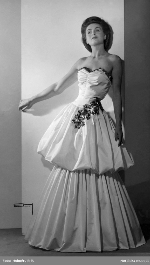 Hjordis Genberg modelling for NK. 1944