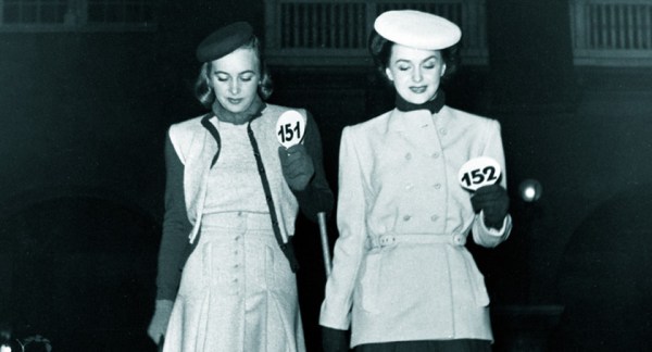 Miss Hammarström and Miss Hjördis Genberg, modelling in 1944. Photo: Holmén, Erik, Nordiska museets arkiv.
