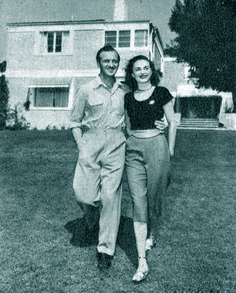 Hjördis and David Niven at home in Pacific Palisades, c.1949