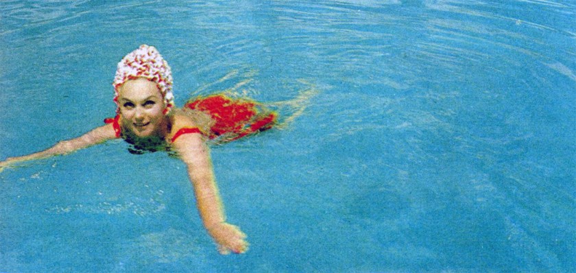Hjordis Niven swimming in the pool at Lo Scoglietto, 1963.